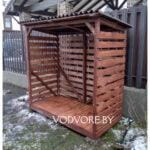 Дровник из дерева для дачи